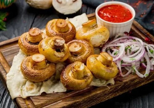 Грибы шампиньоны на шпажке