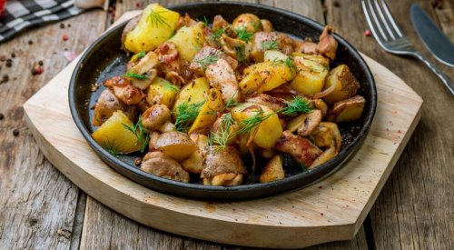 Картофель жаренный с курицей и грибами